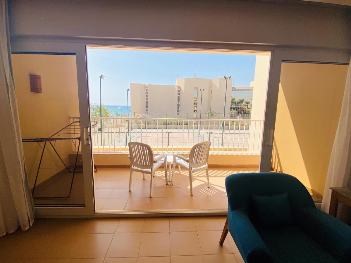 Hurghada Suites & Apartments Serviced By Marriott Екстер'єр фото A balcony in a hotel room