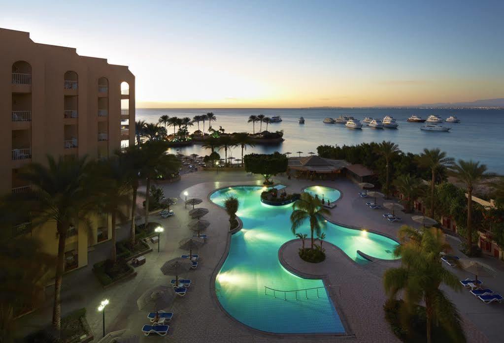 Hurghada Suites & Apartments Serviced By Marriott Екстер'єр фото The pool at the Hilton Sharm El Sheikh